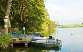Nur 1,5 km sind es zum Badesee Roggenburger Weiher - ebenfalls beliebt ist das schöne Freibad in Weißenhorn